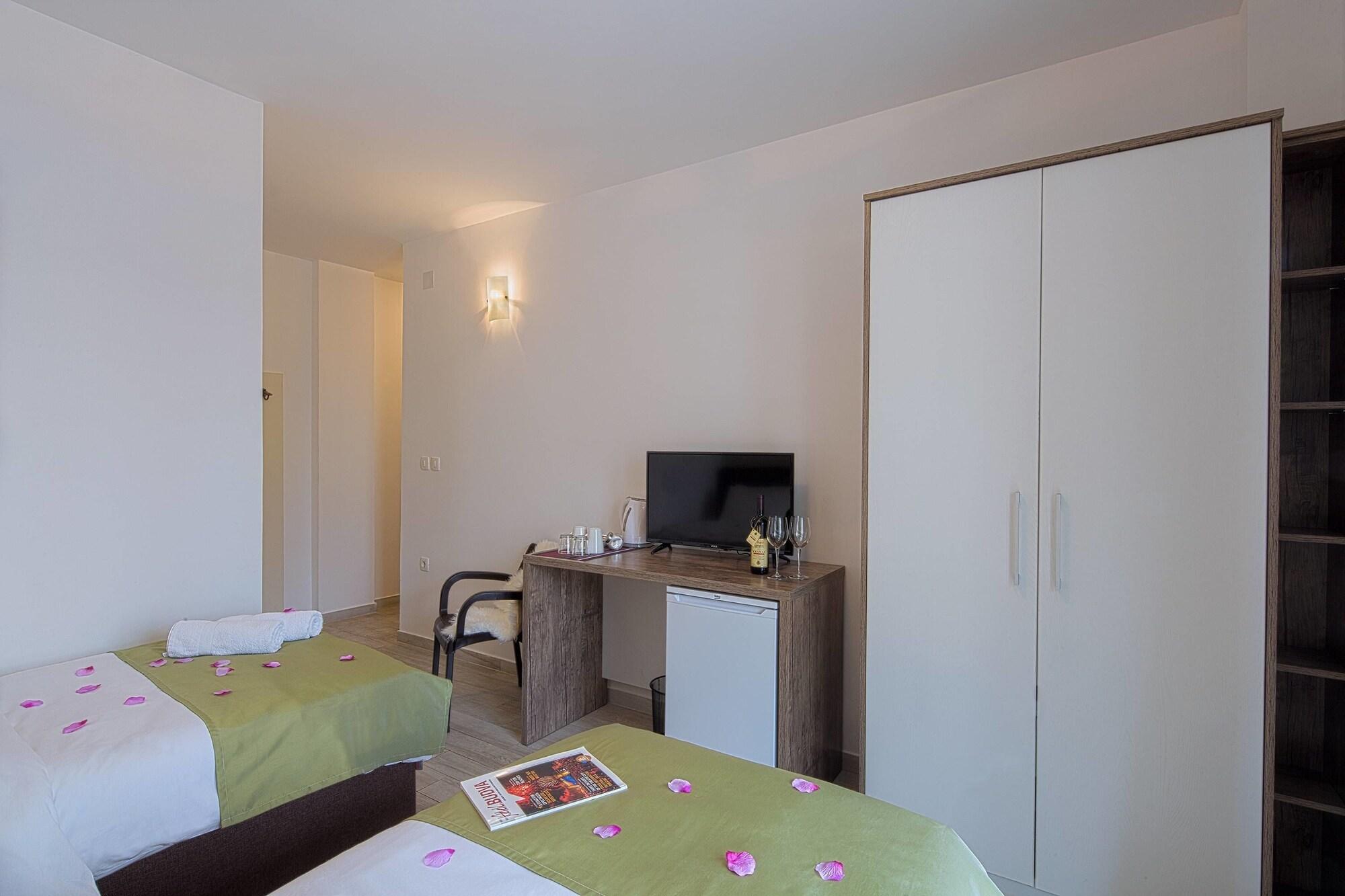 Le Marc Guest House Будва Екстер'єр фото